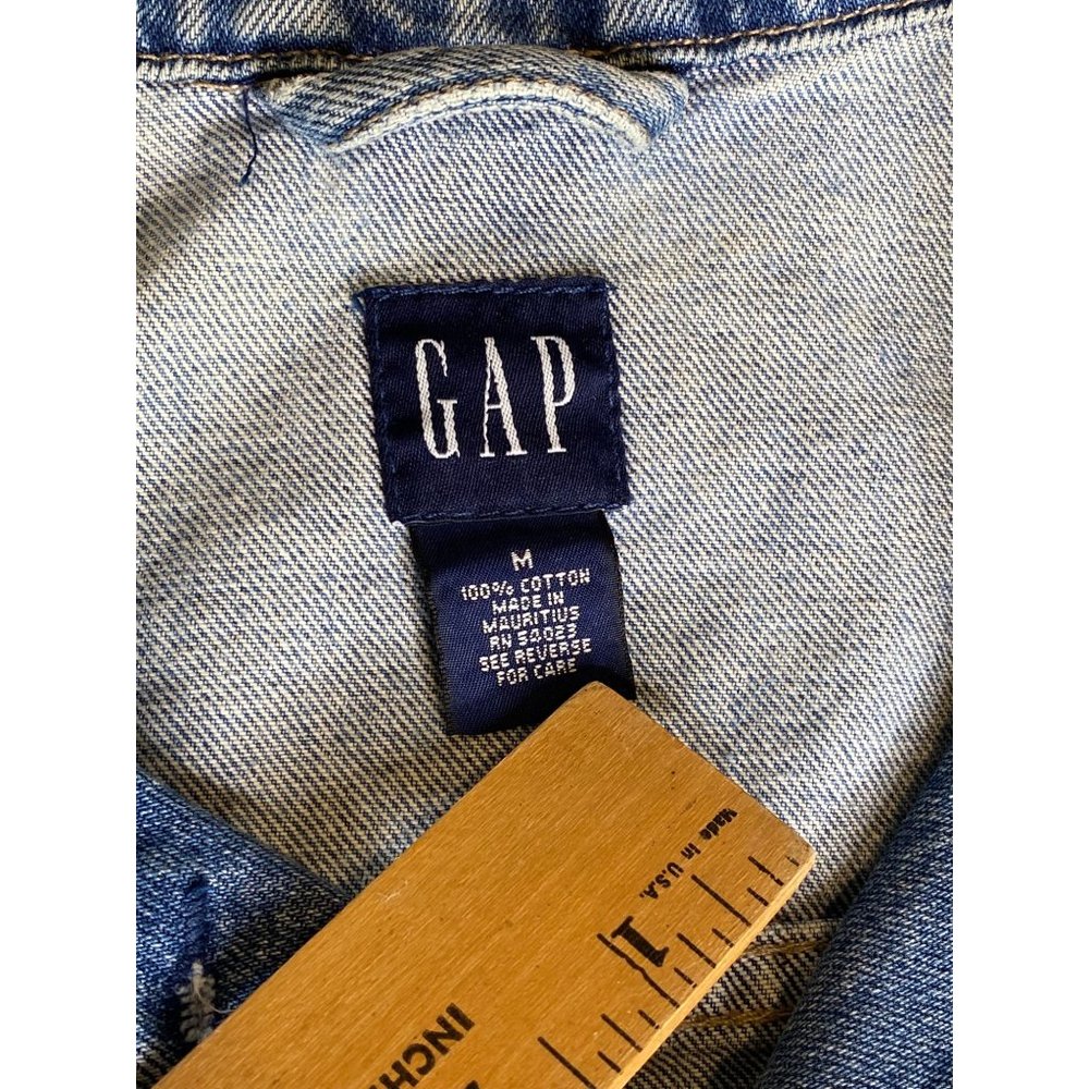 Gap Women's Blue Denim Jacket Size Medium Button Up Classic Look - Picture 3 of 10